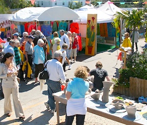 The open-air festival features watercolor, oil paint and acrylics artists, as well as decorative sculpture, collage, photography, wearable art, jewelry, pottery, pieces in wood and other fine craft items.